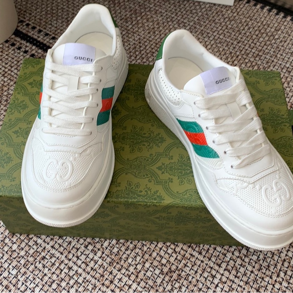 Gucci White Sneakers with Green and Red Accents - Picture 2 of 5